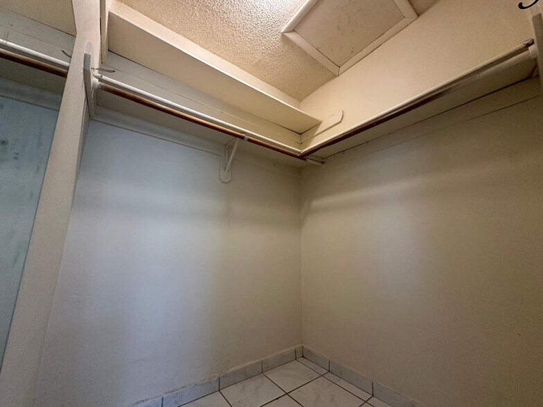 Building Photo - 881 SW 66th Ave
