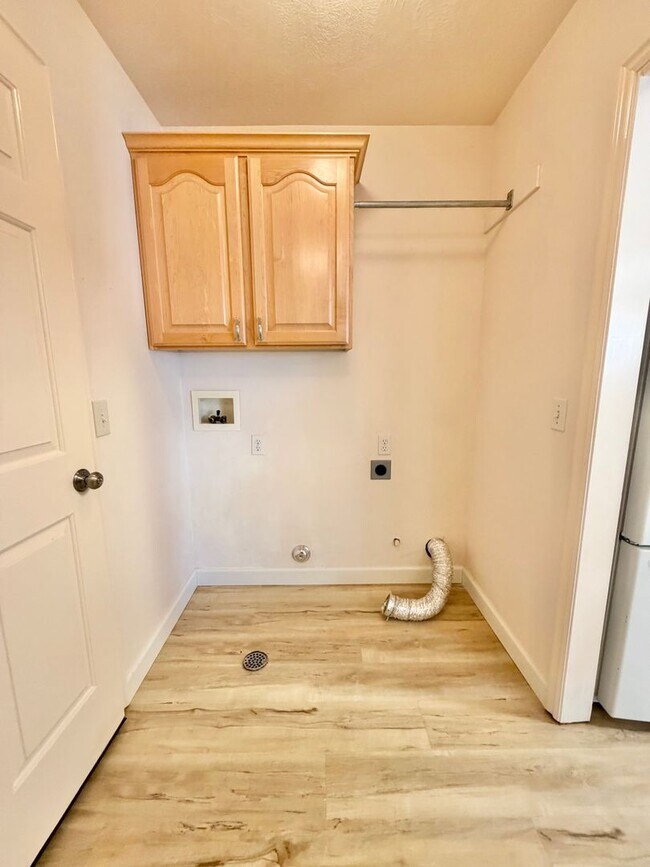Building Photo - 498 N 300 W