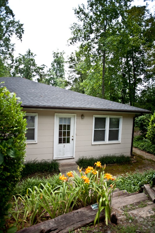 Building Photo - Walk or Ride to UNC Hospital from this 2 bedroom condo