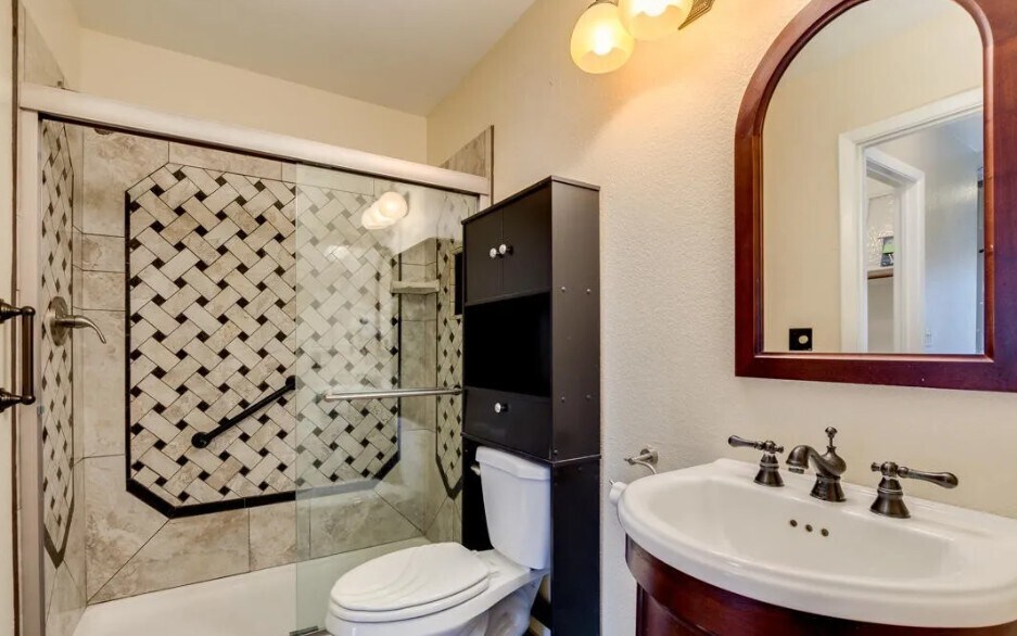 Guest Bath - 8140 N 107th Ave