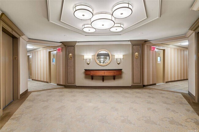 Building Photo - 2 Bay Club Dr
