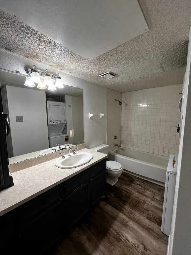 Building Photo - One bedroom Condo in Raintree Manor