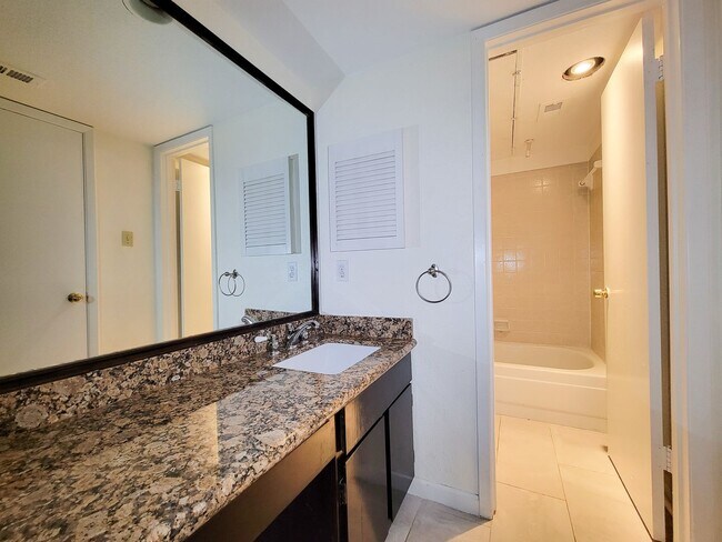 Building Photo - BEAUTIFUL UPDATED 2 BEDROOM 2 BATH CONDO. ...