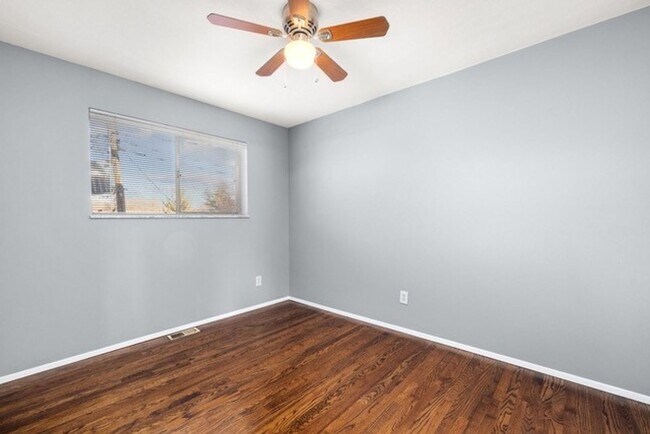 Building Photo - 2 Bedroom, 1 Bath Apartment