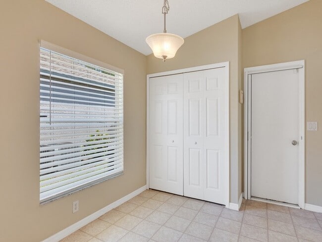 Building Photo - 962 E 13th Square