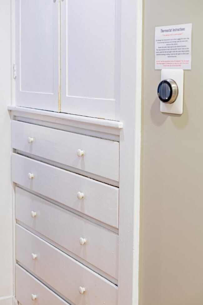 Building Photo - 902 Marquette Ave NW