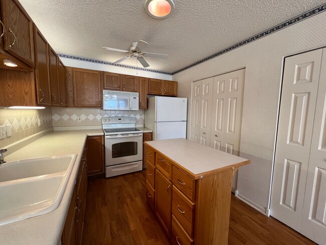 Building Photo - Beautiful 2-bedroom, 2-bathroom Townhome!