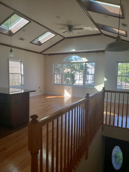 Building Photo - 213 Pearsall Ave