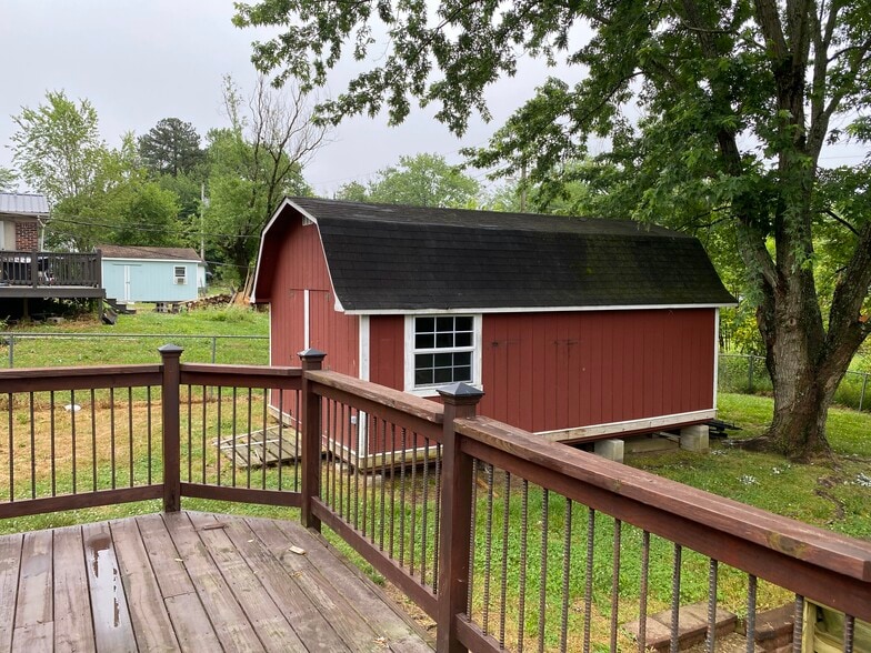 Building Photo - 335 E 17th St