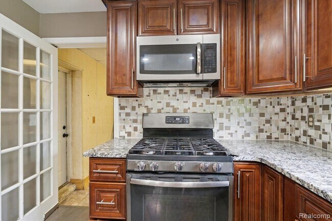 Building Photo - 500 Trombley Rd
