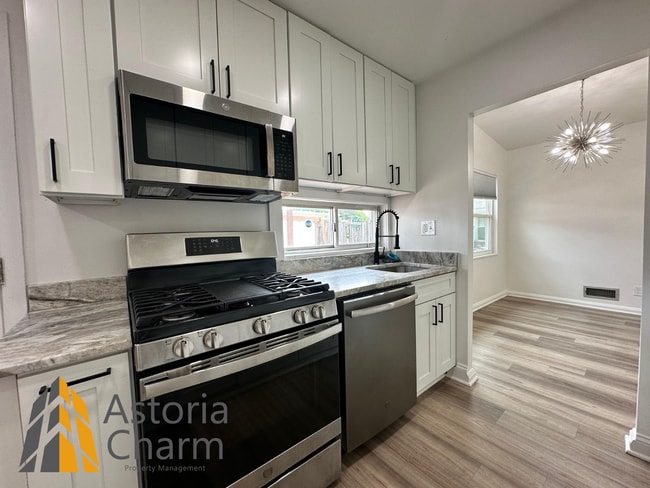 Building Photo - Spacious 4 Bedroom + Den Home with Private...