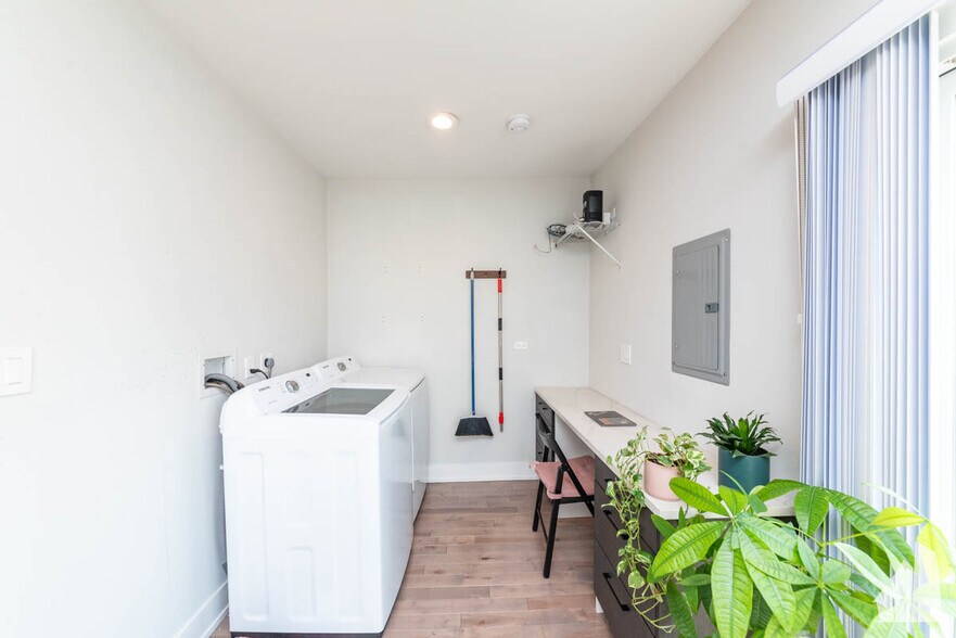 Building Photo - 1013 W 18th St