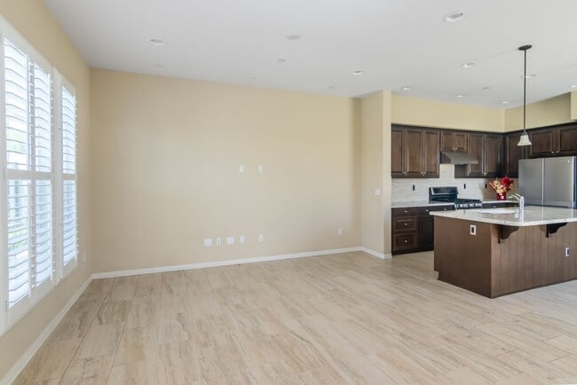 Building Photo - Updated 4-Bedroom Townhouse in Prime Porte...