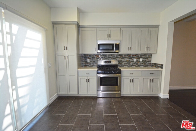 Building Photo - 1093 Avoca Ave