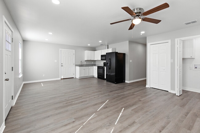 Building Photo - 216 W Starr Ave