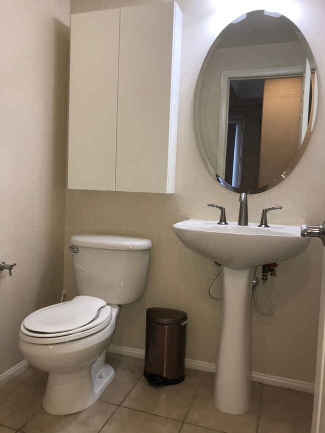 Building Photo - Located in the very popular northwest area in Glendale