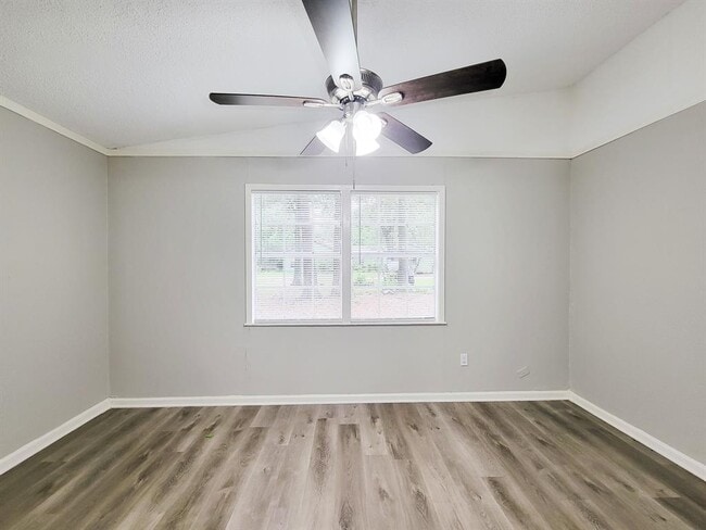 Building Photo - 405 Silver River Dr