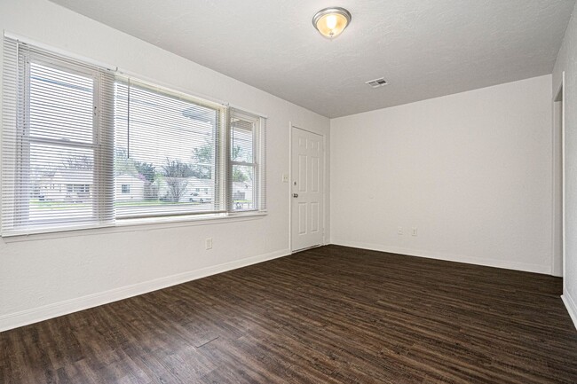 Building Photo - Updated 3 Bed - 1 Bath in Bethany!