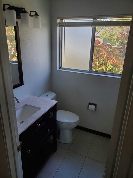 Upstairs bathroom with tub/shower. - 1710 Oldfield Way