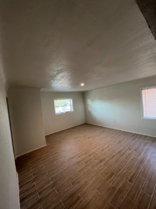 Building Photo - 3211 Delano Ave