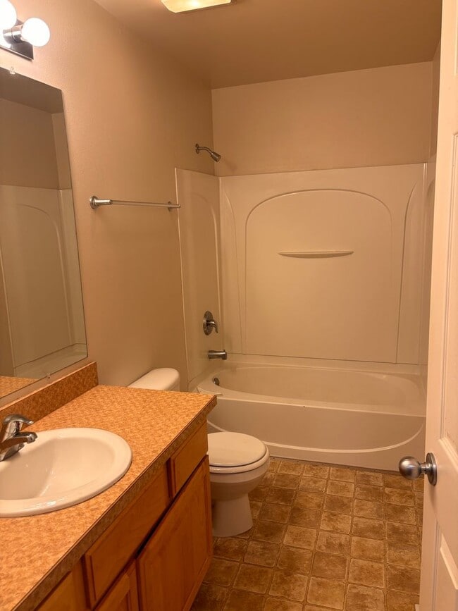 Building Photo - Wonderful East Anchorage 3 Bed Townhome!