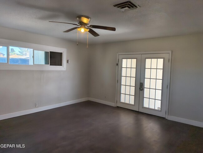 Building Photo - 714 N San Marcial St