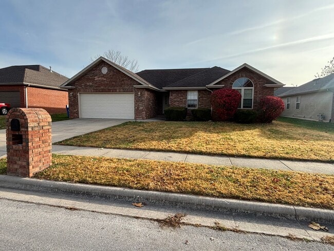 Primary Photo - 4 Bed 2 Bath Home in Nixa!!