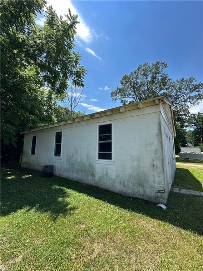 Building Photo - 3 BR 2 BA House