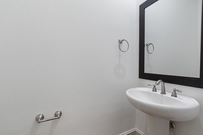 Building Photo - 1103 Summer St