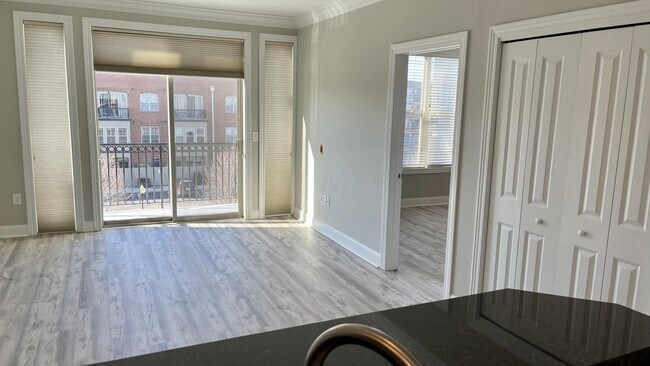 Building Photo - 953 Ingleside Ave