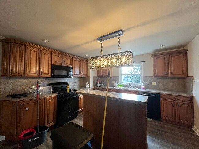 Building Photo - Beautifully updated 3-bedroom, 1-bath twin...