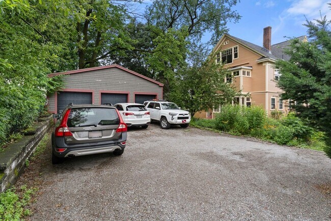 Building Photo - 148 Lakeview Ave
