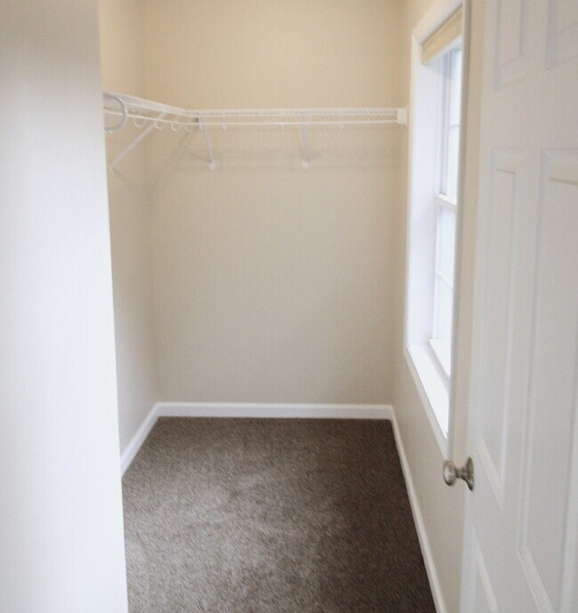 Building Photo - Privacy, Space, and Modern Comfort in Salem