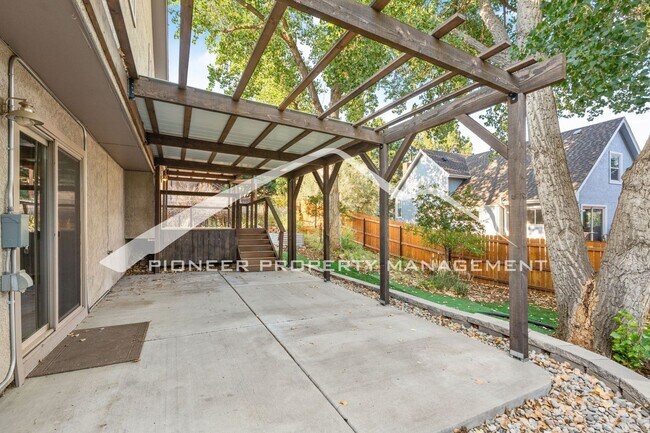 Building Photo - Beautifully Updated Rockrimmon Home Near Ute Valley Park with 5 bed, 3 bath, 2 car garage and AC!