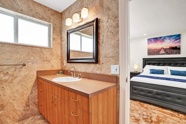 Building Photo - 1018 Adams St