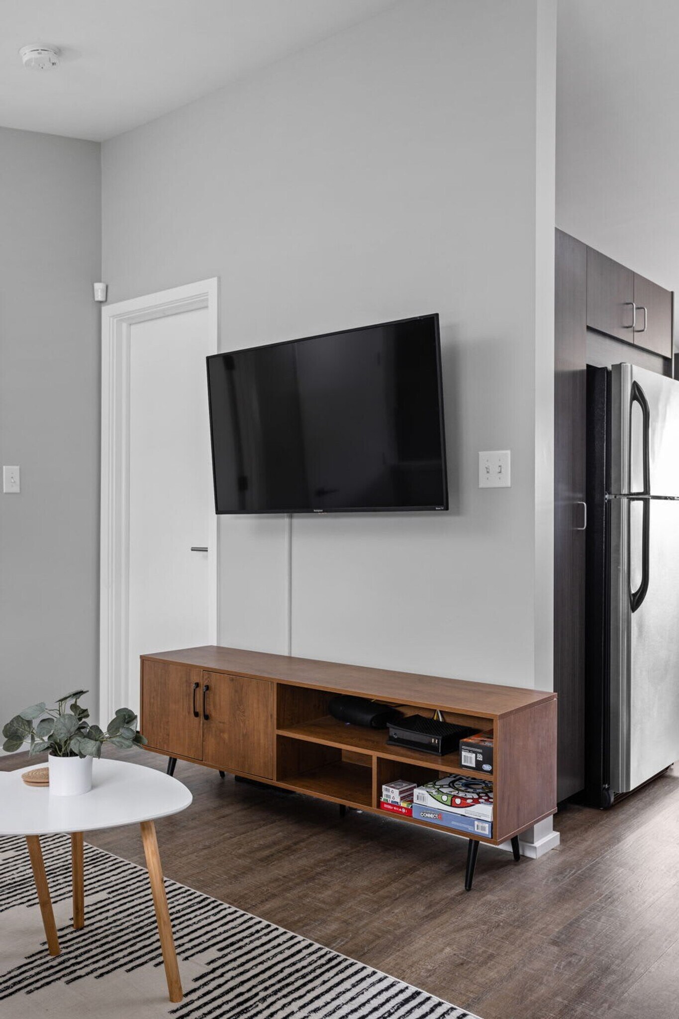 Building Photo - 1125 E 10th St