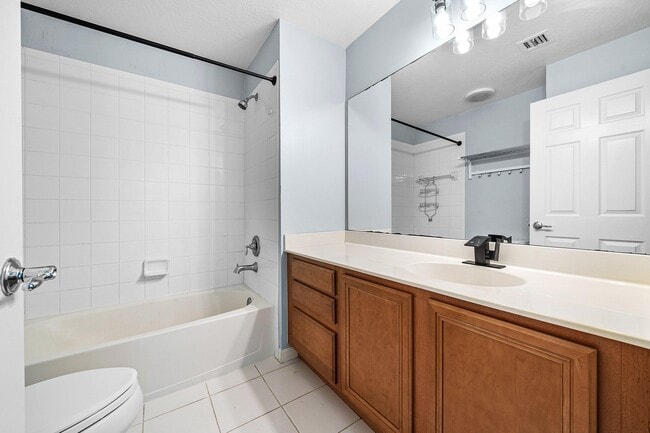 Building Photo - 9663 Lago Dr