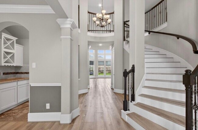 Building Photo - 1630 Mahan Dr