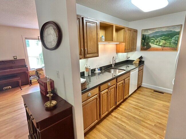 Building Photo - 17 Ashford Dr