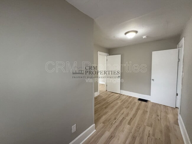 Building Photo - 301 N Temple Ave