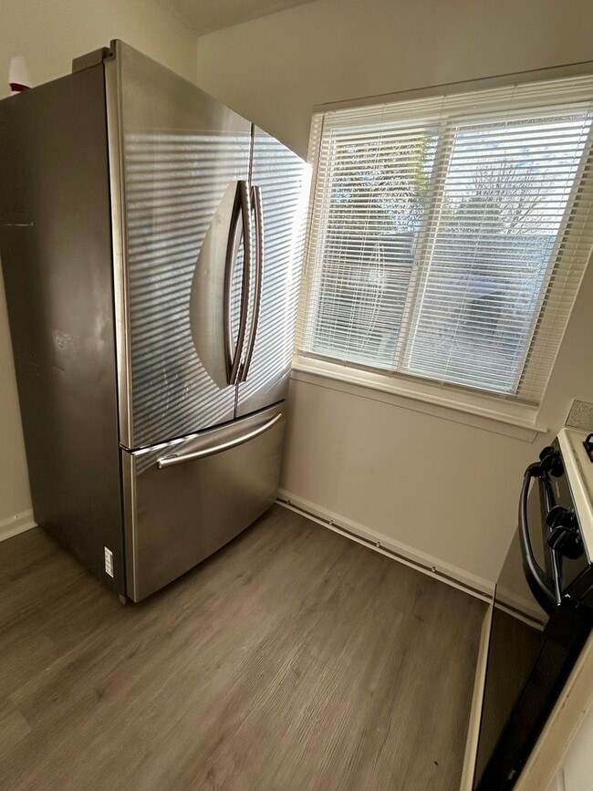 Building Photo - Newly updated cottage-style unit close to shopping and Upper Bidwell!