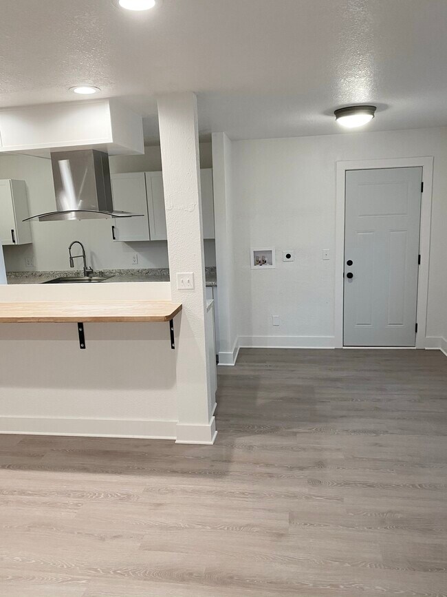 Building Photo - 5062 Amy Dr