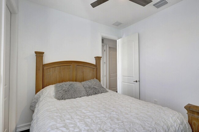 Building Photo - 100 NW 69th Cir