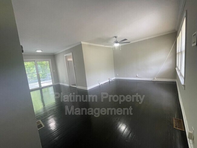 Building Photo - 3485 Maplehurst Dr