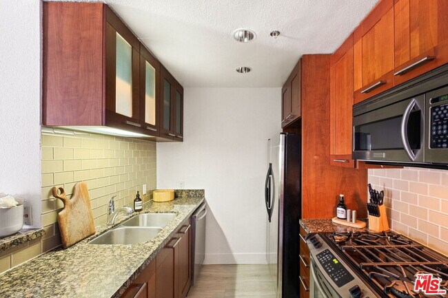 Building Photo - 585 N Rossmore Ave
