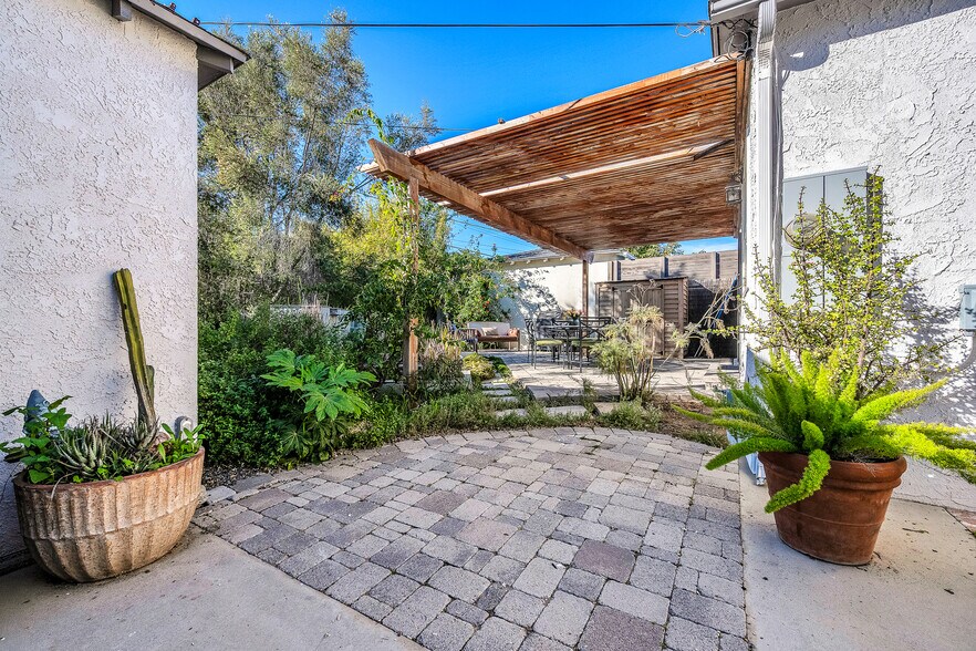 Building Photo - 8207 Stewart Ave