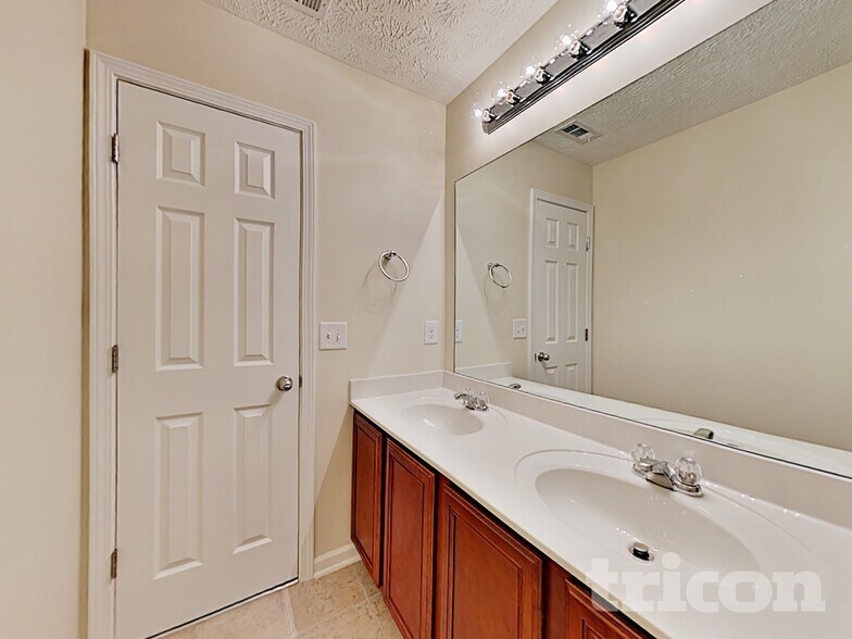 Building Photo - 1009 Harmony Ln