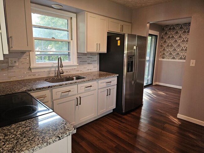 Building Photo - Spacious 3 Bedroom, 1.5 Bath House with Detached Garage