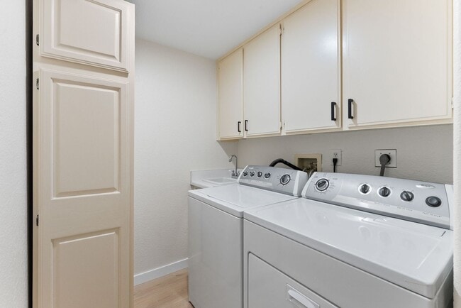 Building Photo - 4 Bed/2.5 Bath Vista Residence Beautifully...