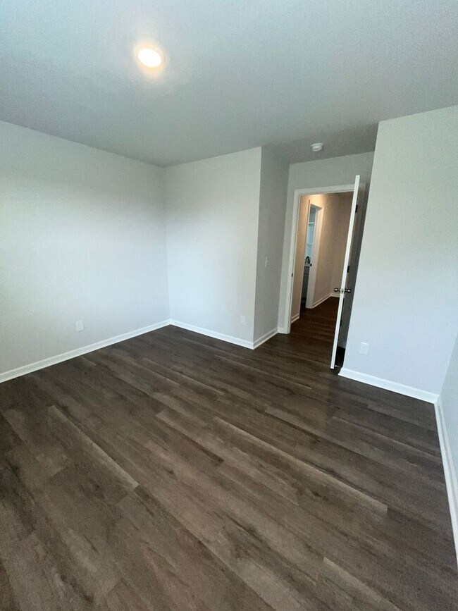 Building Photo - 503 Sandy Holw Dr